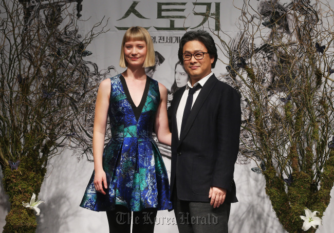 Director Park Chan-wook (right) and Mia Wasikowska pose for a photo during a press conference promoting their film “Stoker” at Park Hyatt Seoul in Seoul, Thursday.   Yonhap News