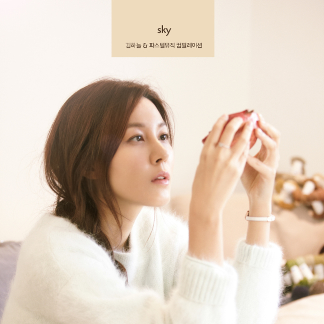 김하늘(배우)
배우 김하늘과 파스텔뮤직의 컴필레이션 앨범 ‘스카이(Sky)’가 인디 음악 전문 차트 인디고차트에서 1위를 차지했다.
‘스카이’는 지난 20일 발표된 인디고차트 2월 하반기 차트의 정상에 올랐다. 또한 이 앨범은 음반판매 집계 사이트인 한터차트 컴필레이션 앨범 월간 순위 2위에도 이름을 올렸다.