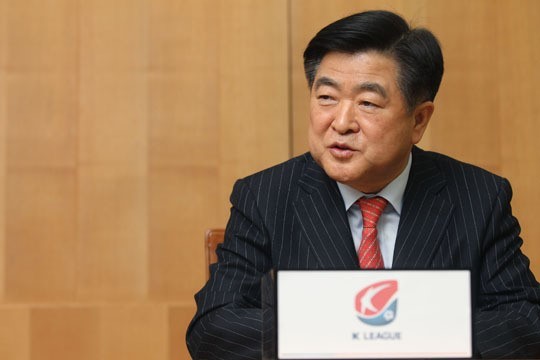 권오갑(기업인/현대오일뱅크대표이사사장)
권오갑(62) 현대오일뱅크 사장 겸 실업축구연맹 회장이 한국프로축구연맹 총재로 뽑혔다.
프로연맹은 21일 서울 종로구 신문로 축구회관 5층 대회의실에서 임시 대의원총회를 열어 만장일치로 권오갑 사장을 3년 임기의 제10대 프로연맹 총재로 선출했다.