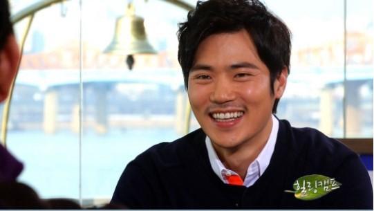 김강우(배우)
요즘 토크쇼 잘하는 게스트들이 속속 생기고 있다. 최근에는 ‘힐링캠프'의 김강우와 ‘라디오스타'의 김성경이다.
아나운서 출신의 방송인 김성경은 너무 솔직하다. 방송에서 언니인 김성령과 사이가 안좋다고 대놓고 말하고, “주변에서 반대하는 사람과 교제하고 있다”고 털어놓았다. 웬만한 사람은 김성경의 토크하는 노하우를 알아도 실천하지 못한다. 성격이 맞아야 할 수 있다. 직설적이고 과감하며 뒤끝 없는 스타일이다.