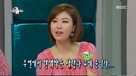 김성경(아나운서)
요즘 토크쇼 잘하는 게스트들이 속속 생기고 있다. 최근에는 ‘힐링캠프'의 김강우와 ‘라디오스타'의 김성경이다.
아나운서 출신의 방송인 김성경은 너무 솔직하다. 방송에서 언니인 김성령과 사이가 안좋다고 대놓고 말하고, “주변에서 반대하는 사람과 교제하고 있다”고 털어놓았다. 웬만한 사람은 김성경의 토크하는 노하우를 알아도 실천하지 못한다. 성격이 맞아야 할 수 있다. 직설적이고 과감하며 뒤끝 없는 스타일이다.