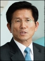 김문수(도지사)
21일 경기도(지사 김문수·사진)에 따르면 제18대 대통령직인수위원회가 이날 발표한 박근혜정부 140대 국정과제에 광역철도 국고지원 비율을 상향해 대도시권 광역철도를 지원하는 방안이 포함됐다.
도는 이에 따라 그동안 지자체 시행 광역철도 국비부담 비율 문제로 답보 상태를 보이던 별내선 및 하남선 추진이 탄력을 받을 것으로 기대하고 있다.