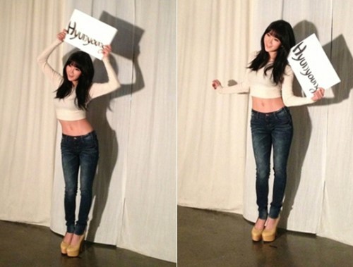 조현영(가수/레인보우)
걸그룹 레인보우 멤버 조현영이 체중 감량 후 무결점 몸매를 과시했다.
최근 온라인 커뮤니티 게시판에는 조현영의 무보정 직찍 사진과 안무 영상이 공개됐다.
조현영은 짧은 티셔츠에 스키니진을 입은 모습으로 군살없이 탄탄한 허리라인과 복부를 과시해 눈길을 끌었다. 조현영은 혹독한 다이어트로 7kg를 감량한 것으로 전해졌다.