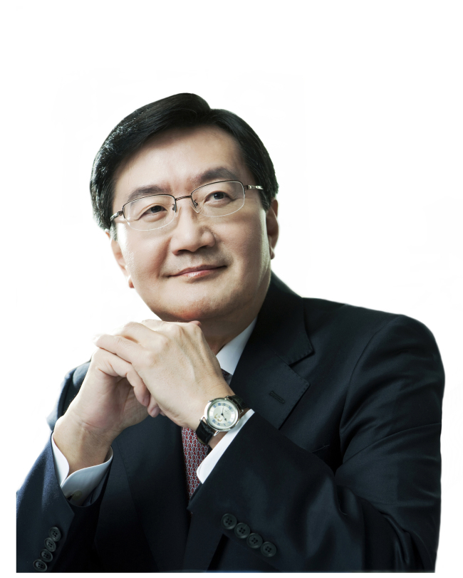 전광우(금융인)
이명박 대통령의 퇴임과 더불어 국민연금공단의 수장도 교체된다.
국민연금 고위 관계자는 21일 전광우 국민연금 이사장이 오는 주말께 청와대에 사직서를 제출할 예정이라고 밝혔다.
지난 12월 임기가 만료된 전 이사장은 2013년 12월까지의 1년 연임에 성공한 바 있다. 그러나 박근혜 정부의 출범을 앞두고 용퇴를 결심한 것으로 전해졌다.