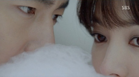 조인성(좌측/배우),송혜교(배우)
방송 전부터 기대를 모았던 SBS 드라마 ‘그 겨울, 바람이 분다’(이하 그 겨울)의 포옹신이 드디어 21일 밤 방송된다.
이 드라마는 예고편을 통해 몇 장면이 공개되면서 가장 보고 싶은 장면으로 ‘솜사탕 키스’와 함께 조인성과 송혜교의 침대 위 포옹신이 거론되기도 했다.