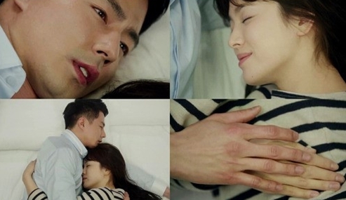 조인성(좌측/배우),송혜교(배우)
방송 전부터 기대를 모았던 SBS 드라마 ‘그 겨울, 바람이 분다’(이하 그 겨울)의 포옹신이 드디어 21일 밤 방송된다.
이 드라마는 예고편을 통해 몇 장면이 공개되면서 가장 보고 싶은 장면으로 ‘솜사탕 키스’와 함께 조인성과 송혜교의 침대 위 포옹신이 거론되기도 했다.