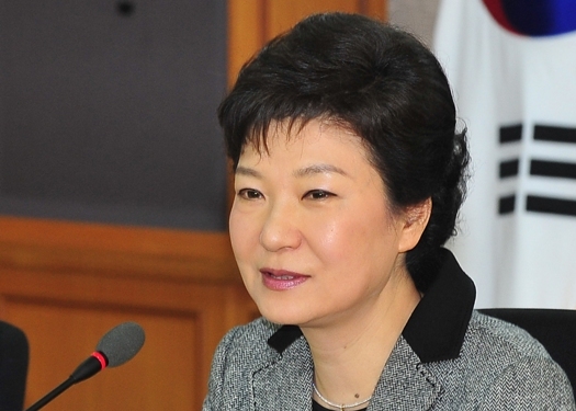 박근혜(정치인/대통령)
대통령직 인수위원회는 21일 오후 ‘국민행복, 희망의 새시대’라는 국정비전 하에 추진할 5대 국정목표와 21개 실행전략, 그리고 140개의 국정과제를 발표했다.
인수위는 국정목표로 일자리 중심의 창조경제, 맞춤형 고용•복지, 창의교육과 문화가 있는 삶, 안전과 통합의 사회, 그리고 통일시대의 기반 구축을 제시했다.