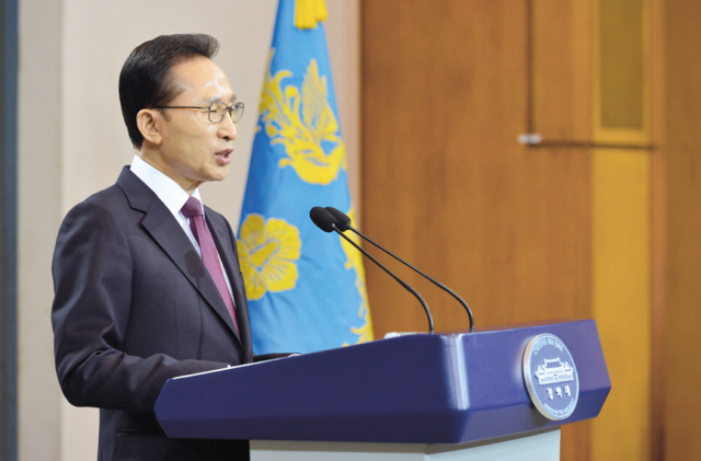 이명박(대통령)
President Lee Myung-bak leaves office this Sunday with a mixed scorecard of his five-year term ― generally high on international relations and economic crisis management but low on inter-Korean ties and domestic politics.