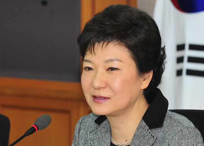 박근혜(정치인/대통령)
The presidential transition committee on Thursday announced key policy agenda for the incoming Park Geun-hye government, aiming to usher in “an era of people’s happiness” through a creative economy, wider welfare, a safe and united society, and a foundation for national reunification.
President-elect Park Geun-hye speaks at a meeting with business leaders in Seoul on Wednesday. (Yonhap News)