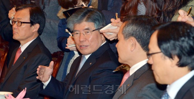 22일 오전 서울 남대문로 한국은행에서 열린 금융협의회에서 김중수 한국은행 총재가 은행장들과 대화를 나누고 있다.<br />김명섭 기자 msiron@heraldcorp.com
22일 오전 서울 남대문로 한국은행에서 열린 금융협의회에서 김중수 한국은행 총재가 은행장들과 대화를 나누고 있다.
김명섭 기자 msiron@heraldcorp.com