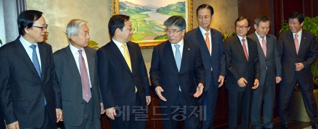 22일 오전 서울 남대문로 한국은행에서 열린 금융협의회에서 김중수 한국은행 총재가 은행장들과 대화를 나누고 있다.<br />김명섭 기자 msiron@heraldcorp.com
22일 오전 서울 남대문로 한국은행에서 열린 금융협의회에서 김중수 한국은행 총재가 은행장들과 대화를 나누고 있다.
김명섭 기자 msiron@heraldcorp.com
22일 오전 서울 남대문로 한국은행에서 열린 금융협의회에서 김중수 한국은행 총재가 은행장들과 대화를 나누고 있다.
김명섭 기자 msiron@heraldcorp.com