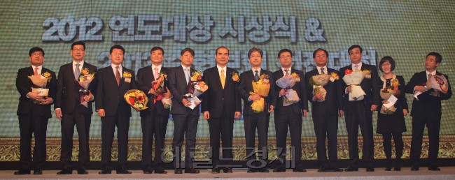 21일 오후 서울 잠실 롯데호텔 크리스탈볼룸에서 2012연도대상 및 2013 수협보험 전진대회를 개최하였다. 이날 시상식에서는 지난 한 해 최고의 영업실적을 거둔 임직원과 단체를 격려하기위해 마련되었다.<br />이종구 수협중앙회회장이 단체 및 특별상 시상을 하고 있다.<br />이상섭 기자. babtong@heraldcorp.com 2013.02.21
21일 오후 서울 잠실 롯데호텔 크리스탈볼룸에서 2012연도대상 및 2013 수협보험 전진대회를 개최하였다. 이날 시상식에서는 지난 한 해 최고의 영업실적을 거둔 임직원과 단체를 격려하기위해 마련되었다.
이종구 수협중앙회회장이 단체 및 특별상 시상을 하고 있다.
이상섭 기자. babtong@heraldcorp.com 2013.02.21
21일 오후 서울 잠실 롯데호텔 크리스탈볼룸에서 2012연도대상 및 2013 수협보험 전진대회를 개최하였다. 이날 시상식에서는 지난 한 해 최고의 영업실적을 거둔 임직원과 단체를 격려하기위해 마련되었다.
이종구 수협중앙회회장이 단체 및 특별상 시상을 하고 있다.
이상섭 기자. babtong@heraldcorp.com 2013.02.21
21일 오후 서울 잠실 롯데호텔 크리스탈볼룸에서 2012연도대상 및 2013 수협보험 전진대회를 개최하였다. 이날 시상식에서는 지난 한 해 최고의 영업실적을 거둔 임직원과 단체를 격려하기위해 마련되었다.
이종구 수협중앙회회장이 단체 및 특별상 시상을 하고 있다.
이상섭 기자. babtong@heraldcorp.com 2013.02.21