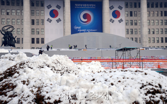 대통령 취임식을 사흘 앞둔 22일 눈 덮힌 여의도 국회의사당에서 작업자들이 눈을 치우는 등 취임식 준비를 한창 하고 있다./안훈기자 rosedale@ 2013.02.22
대통령 취임식을 사흘 앞둔 22일 눈 덮힌 여의도 국회의사당에서 작업자들이 눈을 치우는 등 취임식 준비를 한창 하고 있다./안훈기자 rosedale@ 2013.02.22