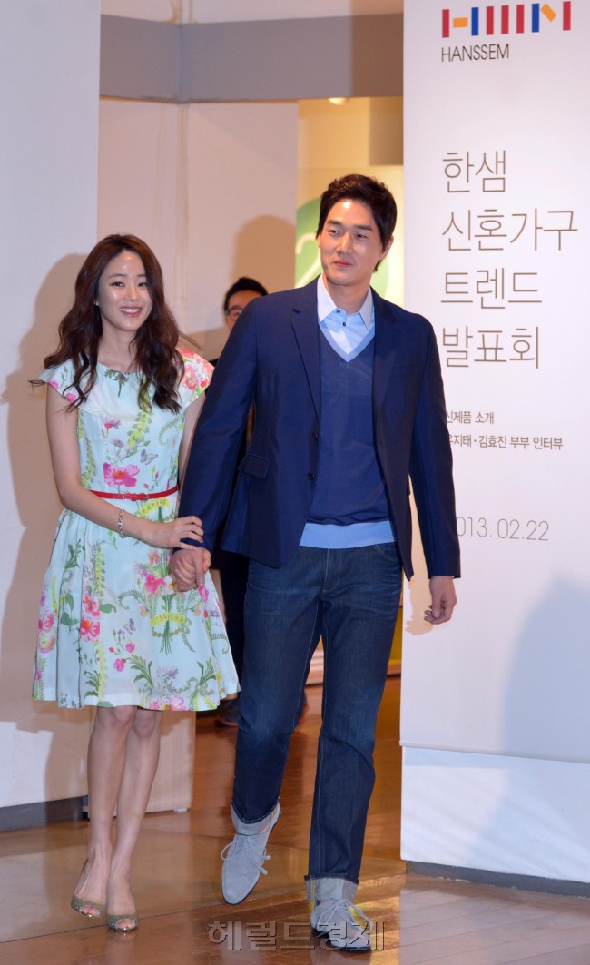 봄 결혼 시즌을 앞두고 (주)한샘은 22일 서울 송파구 한샘 플래그샵 잠실점에서 2013년 봄,여름 신혼가구 트렌드 발표회를 갖어 스타부부 유지태 김효진 부부가 포즈를 취하고 있다.<br />김명섭 기자 msiron@heraldcorp.com
봄 결혼 시즌을 앞두고 (주)한샘은 22일 서울 송파구 한샘 플래그샵 잠실점에서 2013년 봄,여름 신혼가구 트렌드 발표회를 갖어 스타부부 유지태 김효진 부부가 포즈를 취하고 있다.
김명섭 기자 msiron@heraldcorp.com