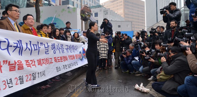 Korean activists protest at the Japanese Embassy in Seoul on Friday as Japan’s Shimane Prefecture holds an event to celebrate “Takeshima Day.”   Lee Sang-sub/The Korea Herald