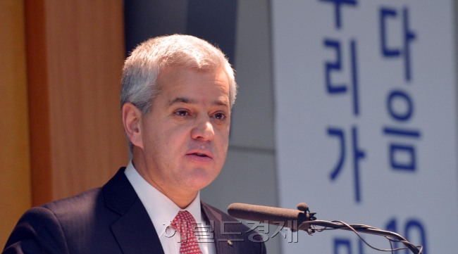 22일 한국지엠 부평 본사 홍보관에서 세르지오 호샤 사장이 회사의 경쟁력 확보와 지속가능경영을 위한 미래 청사진 'GMK 20XX'를 발표하고 있다.<br />김명섭 기자 msiron@heraldcorp.com
22일 한국지엠 부평 본사 홍보관에서 세르지오 호샤 사장이 회사의 경쟁력 확보와 지속가능경영을 위한 미래 청사진 'GMK 20XX'를 발표하고 있다.
김명섭 기자 msiron@heraldcorp.com
