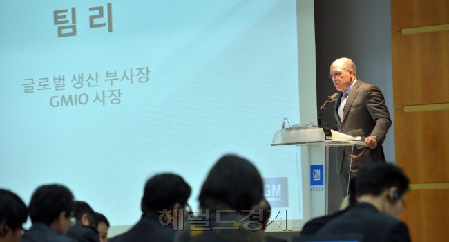 22일 한국지엠 부평 본사 홍보관에서 팀 리 GM 해외사업부문 사장이 회사의 경쟁력 확보와 지속가능경영을 위한 미래 청사진 'GMK 20XX'를 발표하고 있다. 팀 리 사장은 " 한국지엠은 한국시장의 고객은 물론, 전 세계 고객들의 기대를 뛰어넘는 경쟁력 있는 글로벌 제품 개발과 생산을 포함한 핵심역량을 배가하기 위해 향후 5년간 약 8조원의 투자를 집행하게 될 것'이라고 밝혔다.<br />김명섭 기자 msiron@heraldcorp.com
22일 한국지엠 부평 본사 홍보관에서 팀 리 GM 해외사업부문 사장이 회사의 경쟁력 확보와 지속가능경영을 위한 미래 청사진 'GMK 20XX'를 발표하고 있다. 팀 리 사장은 " 한국지엠은 한국시장의 고객은 물론, 전 세계 고객들의 기대를 뛰어넘는 경쟁력 있는 글로벌 제품 개발과 생산을 포함한 핵심역량을 배가하기 위해 향후 5년간 약 8조원의 투자를 집행하게 될 것'이라고 밝혔다.
김명섭 기자 msiron@heraldcorp.com