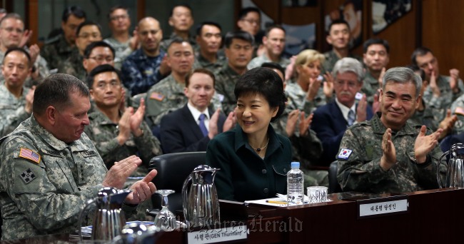 President-elect Park Geun-hye greets Gen. James Thurman (left), chief of the the Korea-U.S. Combined Forces Command, at its headquarters Friday as Deputy Commander Kwon Oh-sung looks on.   Ahn Hoon/The Korea Herald