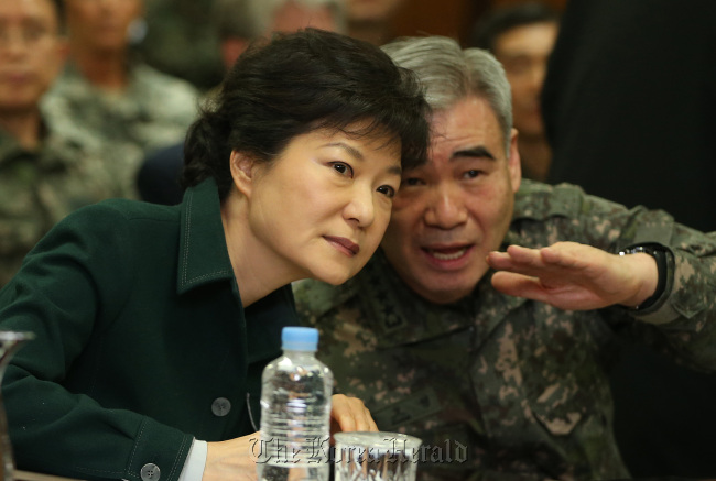 박근혜 대통령 당선인이 22일 오전 서울 용산 한미연합군사령부에 도착해 브리핑실에서 권오성 한미연합사 부사령관과 이야기 나누고  있다. 사진=안훈기자 rosedale@ 2013.02.22