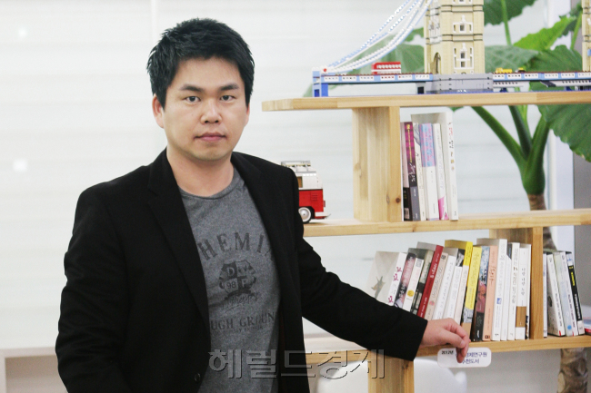 나병준(연예기획자)
“후배 매니저들이 잘 다니던 회사를 갑자기 그만둔다. 박봉이라는 경제적인 이유도 있지만 목표가 혼란스러워서라는 이야기를 많이 들었다. 동기 부여가 안 되니 자기 설계가 잘 안 된다. 중요한 일을 하면서도 매니저의 존재감은 약한 것 같다.”
