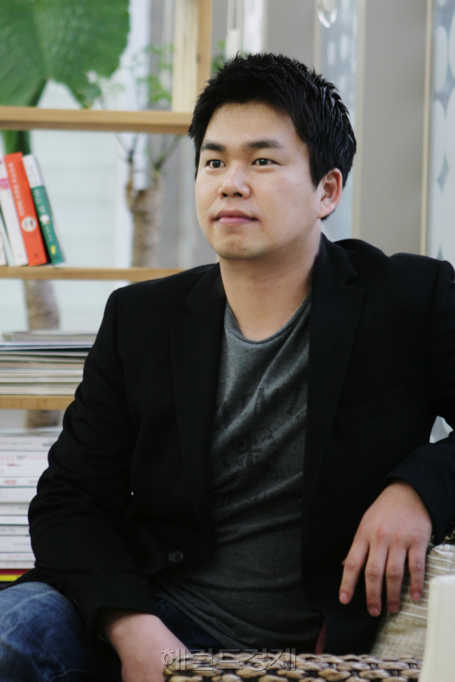 나병준(연예기획자)
“후배 매니저들이 잘 다니던 회사를 갑자기 그만둔다. 박봉이라는 경제적인 이유도 있지만 목표가 혼란스러워서라는 이야기를 많이 들었다. 동기 부여가 안 되니 자기 설계가 잘 안 된다. 중요한 일을 하면서도 매니저의 존재감은 약한 것 같다.”