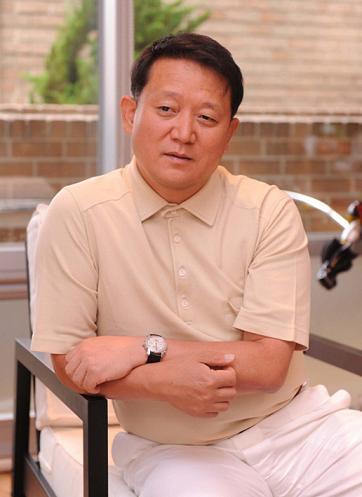 김광수(음반기획자/코어콘텐츠미디어 대표)
연예계에서 매니저란 어떤 존재일까? 배우나 가수 뒤에서 조용히 이들의 활동을 돕는 사람이라는 이미지와, 권력이나 우월적 지위를 이용하여 신인들을 성폭행...이 담당한다. 라디오 음악 프로그램은 저스틴 비버가 계약된 레코드사인 인터스코퍼 사의 매니저가 알아서 해준다