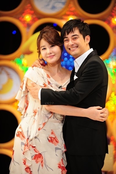 김지연(좌측/방송인),이세창(배우)
연예계 대표 잉꼬커플 배우 이세창(41)-김지연(35) 부부가 결혼 10년 만에 파경을 맞은 가운데 이세창의 카카오톡 스토리에 남긴 글이 눈길을 끌고 있다.
여성잡지 우먼센스는 3월호 발간을 앞두고 “이세창, 김지연 부부가 서로 다른 삶의 방식과 성격 차이 등을 이유로 이혼에 합의했다”는 내용을 인터넷 서점 등에서 공개한 표지를 통해 밝혔다.