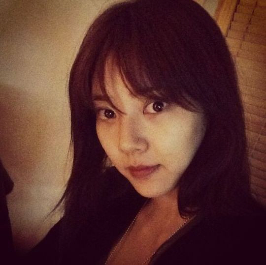 손담비(가수)
가수 손담비가 셀프카메라로 빛나는 미모를 뽐냈다.
손담비는 23일 자신의 트위터에 ‘Good morning’(굿모닝)이란 글과 함께 한 장의 사진을 올렸다.
사진 속 손담비는 또렷한 이목구비와 하얀 피부, 어두운 톤의 헤어칼라가 완벽한 조화를 이루며 여신 포스를 뿜어내고 있다