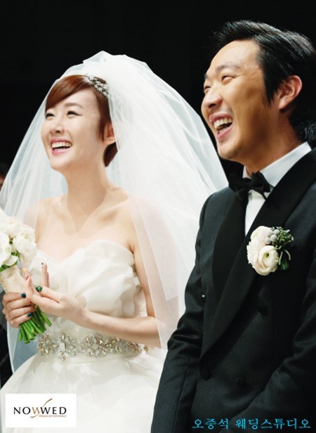 별(좌측/김고은/가수),하하(하동훈/가수)
가수 하하가 별과의 행복한 신혼생활을 공개해 화제다.
하하는 23일 자신의 트위터에 “난 외로움이 너무 많은 아이거든요. 정말 결혼 안 했으면 큰일 날 뻔했어요. 아침에 일어났는데 우리 드림이, 고은이. 아 눈물 날 뻔. 모두 다 정말 다 사랑해요! 여보! 여보의 아침댄스! 최고였어”라는 글을 올렸다.