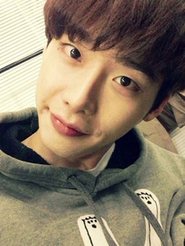 이종석(배우)
배우 이종석의 ‘초근접 셀카’ 사진이 화제다.
이종석은 22일 자신의 미투데이에 “나야~ 오늘 추웠다. 하.. 나 같은 거 보러와줘서 고마워! 추웠지! 사랑한다! 아니 사랑합니다. 뿌루류”라는 글과 함께 사진을 게재했다.