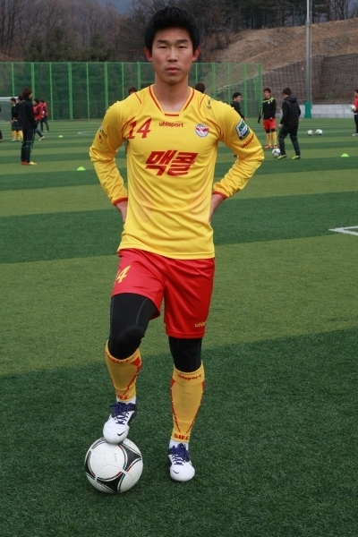 윤빛가람(축구선수)
프로축구 K리그 성남 일화의 미드필더 윤빛가람(23)이 제주 유나이티드로 이적한다. 제주 구단은 23일 “성남과 윤빛가람의 이적에 합의했다. 계약기간은 3년이다”고 밝혔다.