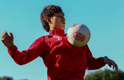 지동원(축구선수)
지동원(22·아우크스부르크)이 독일 분데스리가 데뷔골을 폭발했다. 이날 팀동료 구자철과 선발 출전한 지동원은 23일(한국시간) 오후 독일 아우크스부르크 SGL ...료 직전 페널티지역 왼쪽에서 올라온 크로스를 오른발슛으로 연결해 선제골을 만들어냈다