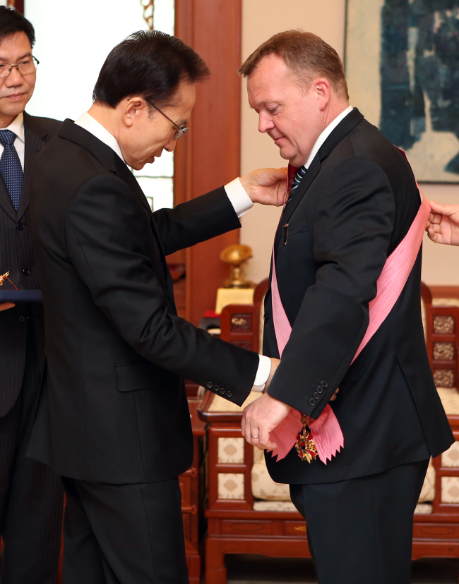 President Lee Myung-bak (left) awards Lars Rasmussen, the board chair of the GGGI, with the Grand Gwanghwa Medal.   Yonhap News