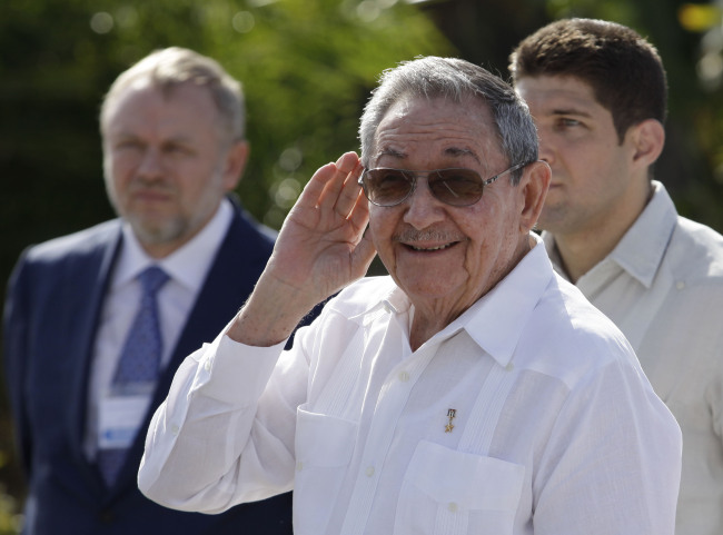 라울 카스트로 (Raul Castro Ruz/정치인)
Cuba’s President Raul Castro (center) cups his hand to his ear to better hear a reporter’s question outside the Internationalist Soviet soldier mausoleum where he attended a tribute with the visiting Prime Minister of Russia Dmitry Medvedev in Havana on Friday.   AP-Yonhap News