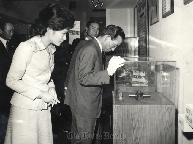 President Park Geun-hye and her father, late former President Park Chung-hee, look at an exhibit.   The Korea Herald
