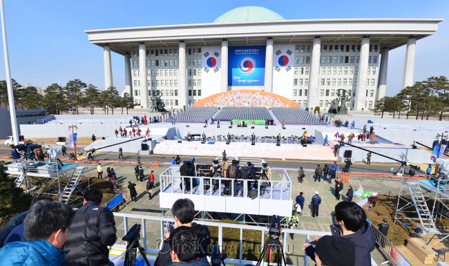 제 18대 대통령취임식을 하루 앞둔 24일 오전 국회의사당에는 취임식준비로 분주히 관계자들이 움직이고 있다.<br />이상섭 기자. babtong@heraldcorp.com 2013.02.24
Preparations are under way for President Park Geun-hye’s inauguration ceremony at the National Assembly, Yeouido, Seoul on Sunday.   Lee Sang-sub/The Korea Herald