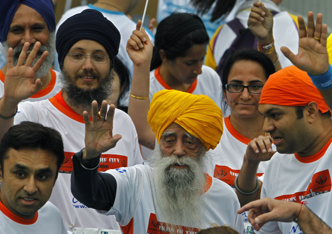 Fauja Singh waves to fans after finishing the 10-kilometer race at the Hong Kong Marathon on Sunday.
AP-Yonhap News