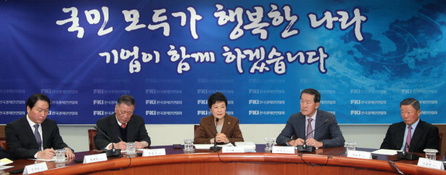 President Park Geun-hye held talks with the Federation of Korean Industries on her corporate policies in December last year, ahead of her inauguration.   Federation of Korean Industries