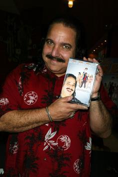 론제래미(Ron Jeremy/배우)
Ron Jeremy signs copies of his new DVD "Being Ron Jeremy" at Virgin Megastore in New York on March 15, 2005. (UPI)