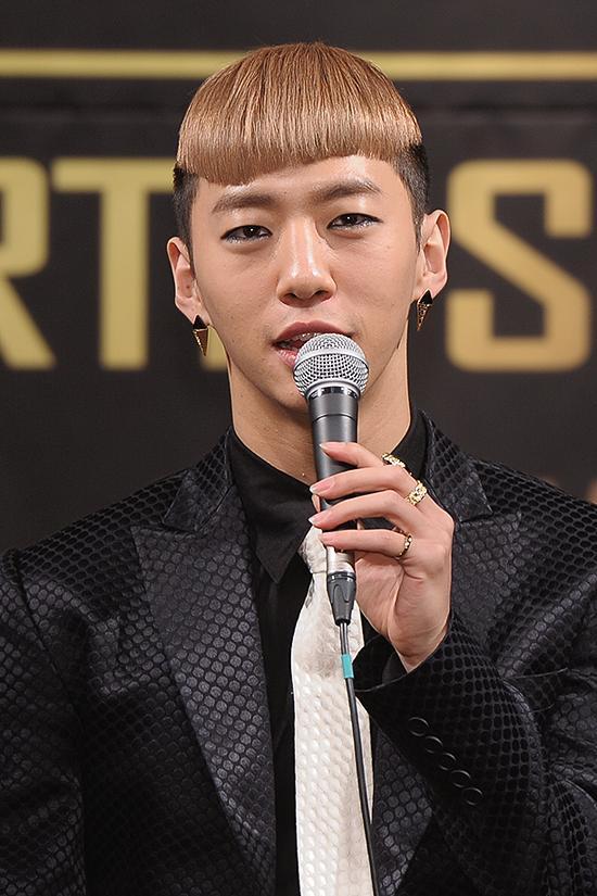 방용국(가수/B.A.P)
아이돌그룹 비에이피(B.A.P)가 기부에 앞장서고 있는 것에 대해 솔직한 심정을 전했다.
비에이피의 멤버 방용국은 2월 24일 서울 방이동에 위치한 뮤즈라이브 홀에서 열린 첫 단독 콘서트 ‘B.A.P LIVE ON EARTH SEOUL’ 기자간담회에 참석해 “아이돌은 스타가 아니라고 생각한다”며 “모범과 좋은 모습을 보여드려야하는 하나의 아이콘이라고 생각한다”고 말했다.
