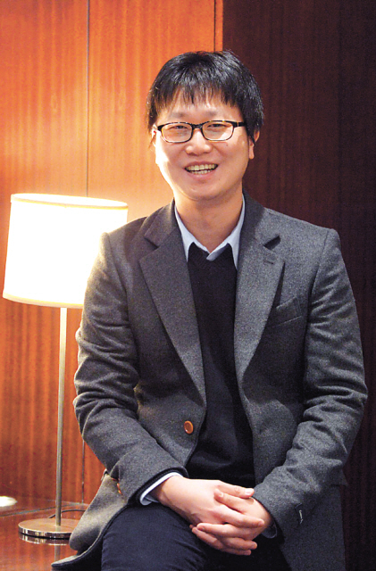 정원조(통역사)
Park Chan-wook describes his ability as “more than perfect.”
Actress Mia Wasikowska said working with him was so “easy and
seamless.”
Of the many who worked behind the camera for Park Chan-wook’s Hollywood debut “Stoker,” film producer and interpreter Jeong Won-jo is the one who witnessed the English-language film’s production from the very beginning to the end.