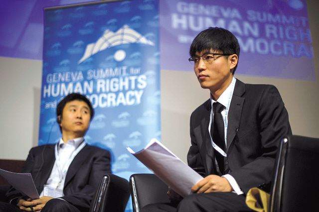 Escaped prisoner Shin Dong-hyuk (right) looks on next to former North Korean concentration camp inmate Kang Chol-hwan as they attend the Geneva Summit for Human Right and Democracy in Geneva. (AFP-Yonhap News)