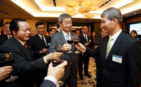 Vietnamese Ambassador to Korea Tran Trong Toan (left); Ahn Ho-yeong (center), 1st vice minister of foreign affairs and trade; and Chung Hae-moon, secretary general of ASEAN-Korea Centre, make a toast during a reception for the 5th Annual Council Meeting of ASEAN-Korea Centre at Lotte Hotel, Thursday. (ASEAN-Korea Centre)