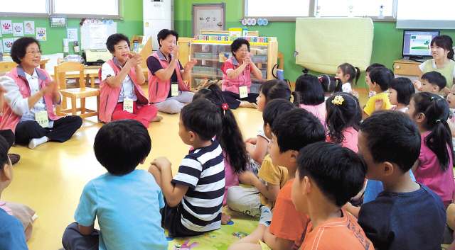 Participants in a welfare project introducing jobs for senior citizens tell a fairy tale to kindergartners in Incheon. (Yonhap News)
