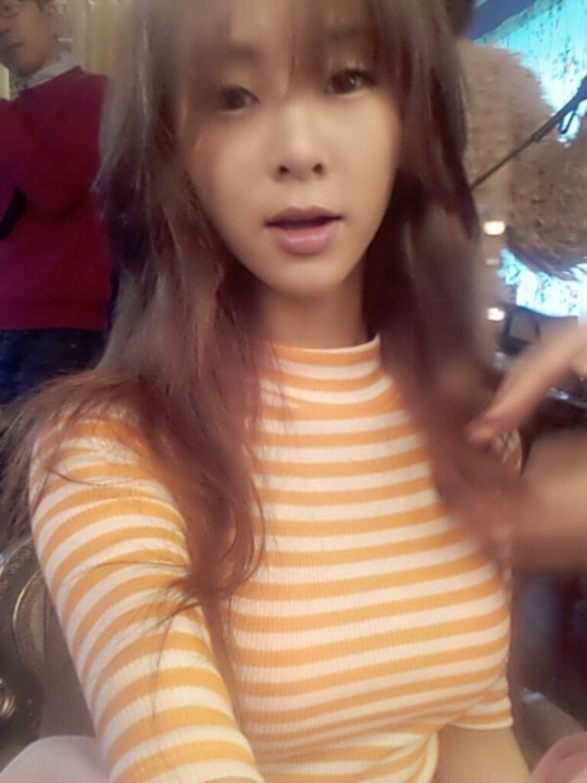 지나(최지나/가수)
23일 가수 지나는 자신의 트위터에 “오랜만에 봄단장! 이제 슬슬 실감이 난당. 끝까지 힘냅시다! 파이팅!”이라는 글과 함께 ‘지나 시스루 앞머리 사진’을 게재했다.