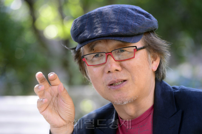 윤석호 감독. 박해묵 기자/mook@heraldcorp.com
윤석호 감독. 박해묵 기자/mook@heraldcorp.com
윤석호 감독. 박해묵 기자/mook@heraldcorp.com