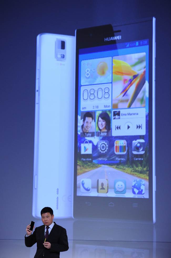 Huawei’s Consumer Business Group CEO Richard Yu presents a new smartphone during a press conference in Barcelona on Sunday.    AFP-Yonhap News