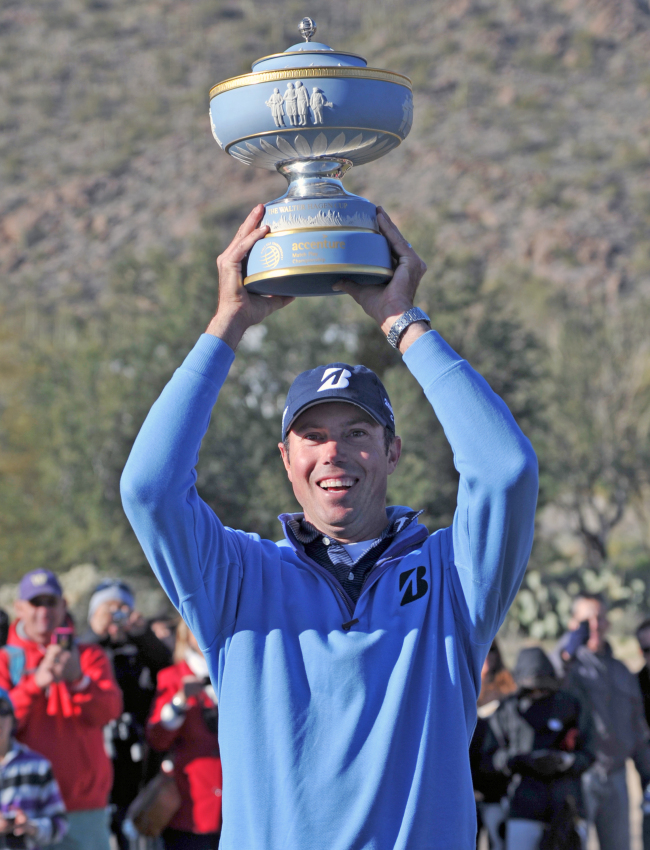Matt Kuchar poses with the winner’s trophy on Sunday.   UPI-Yonhap News