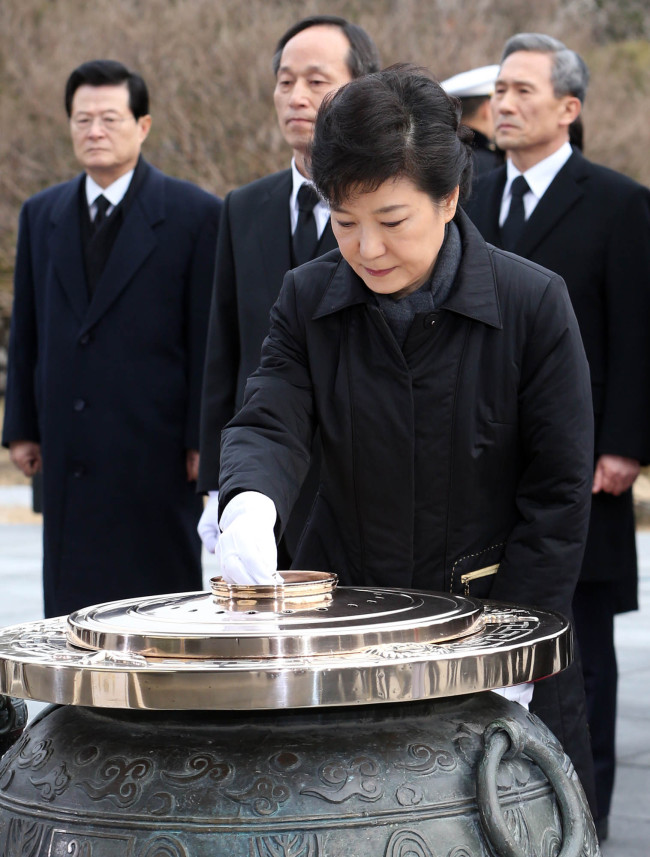 <YONHAP PHOTO-0470> <박근혜 정부 출범> 국립현충원 참배 (서울=연합뉴스) 임헌정 기자 = 박근혜 대통령이 25일 오전 취임 첫 일정으로 서울 동작동 국립현충원을 참배하고 있다. 2013.2.25 kane@yna.co.kr/2013-02-25 10:52:01/ <저작권자 ⓒ 1980-2013 ㈜연합뉴스. 무단 전재 재배포 금지.>