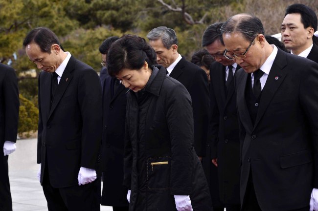 박근혜 대통령은 25일 대통령취임식 첫 공식일정으로 서울 동작동 국립현충원에서 참배하고 있다. <br />2013.02.25 <사진공동취재단>
박근혜 대통령은 25일 대통령취임식 첫 공식일정으로 서울 동작동 국립현충원에서 참배하고 있다.
2013.02.25 <사진공동취재단>